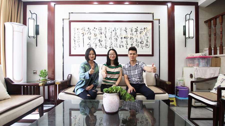 东莞别墅装修公司回访装修业主后合影